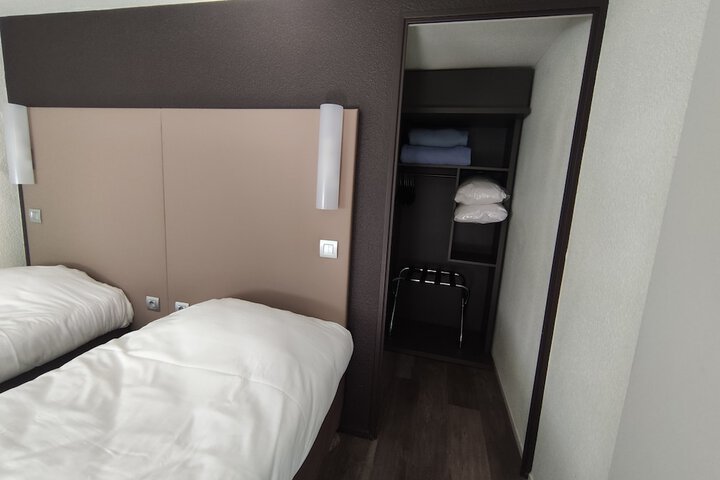 Room 12 of 28