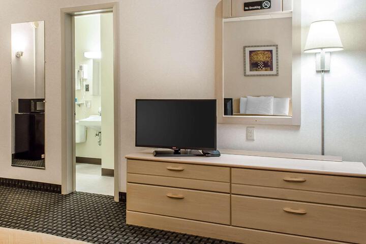 1 Queen Bed (1 of 11)