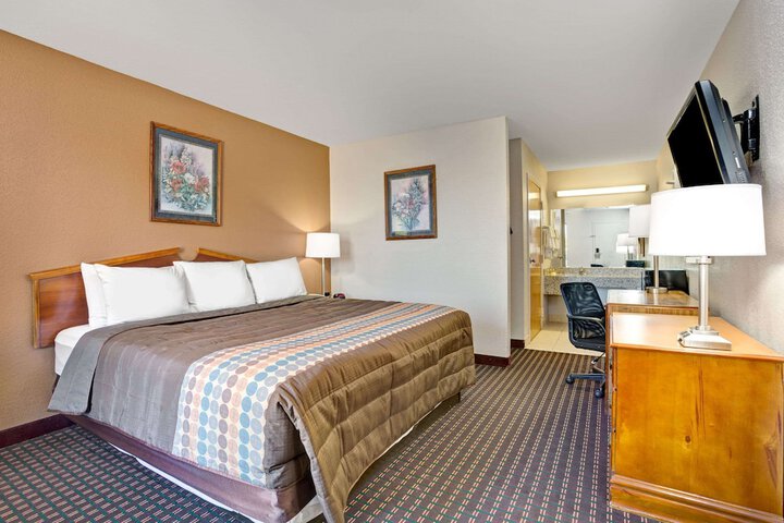 1 King Bed (9 of 11)