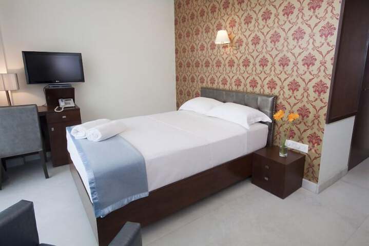 Room 6 of 12