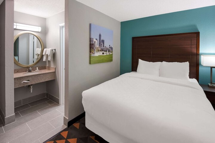 2 Queen Beds (5 of 7)