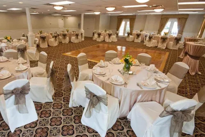 Ballroom/Hall 27 of 35