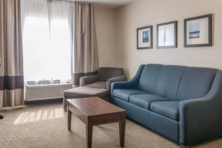 1 King Bed Suite Accessible (16 of 20)
