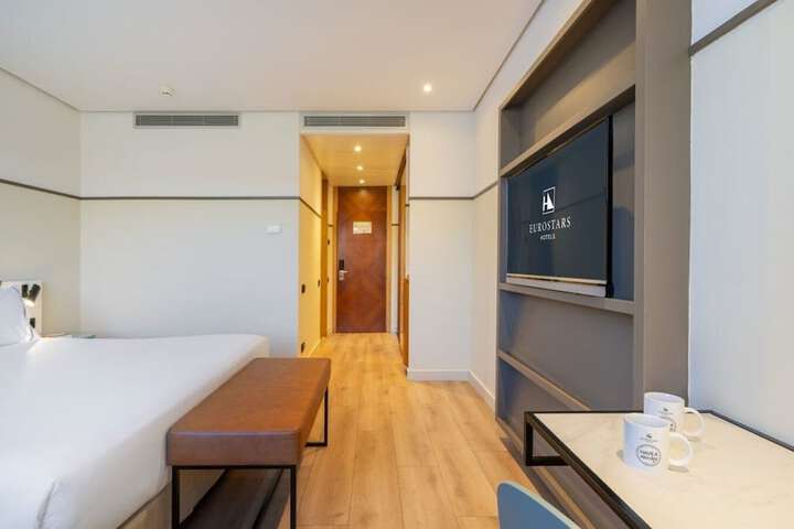 Room 13 of 83