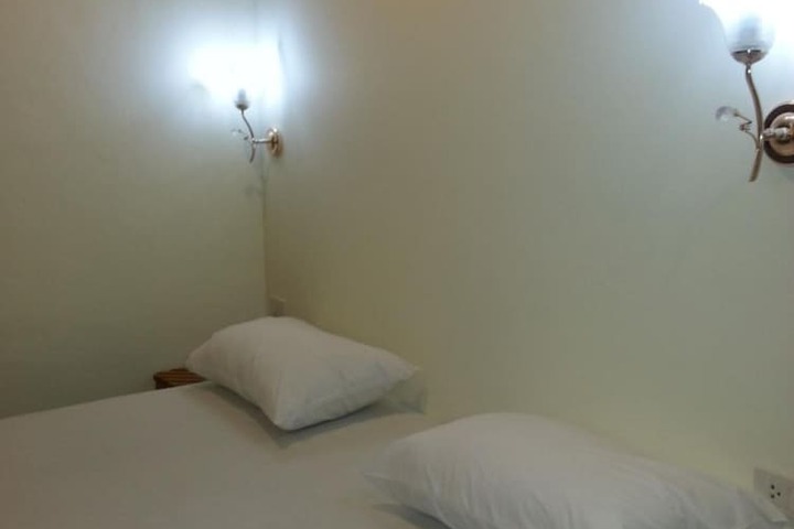 Room 13 of 33