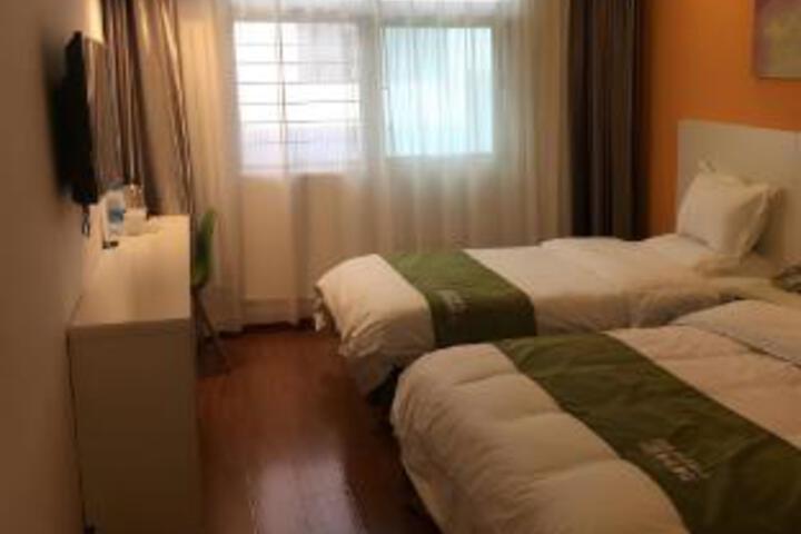 Room 10 of 12