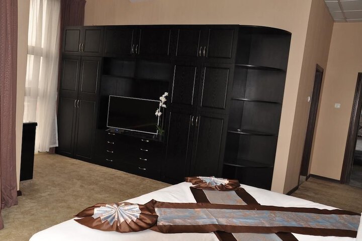 Room 13 of 28