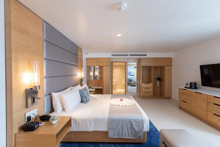Room 9 of 100
