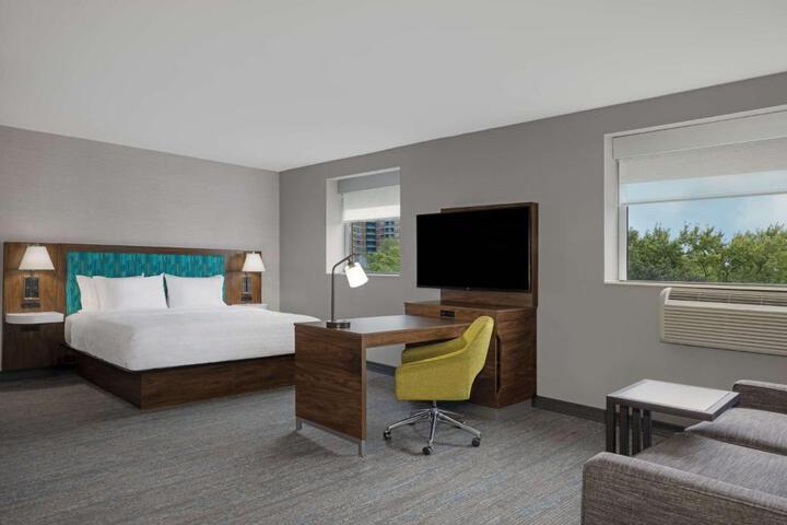 1 King Bed Room Accessible with Tub (6 of 18)
