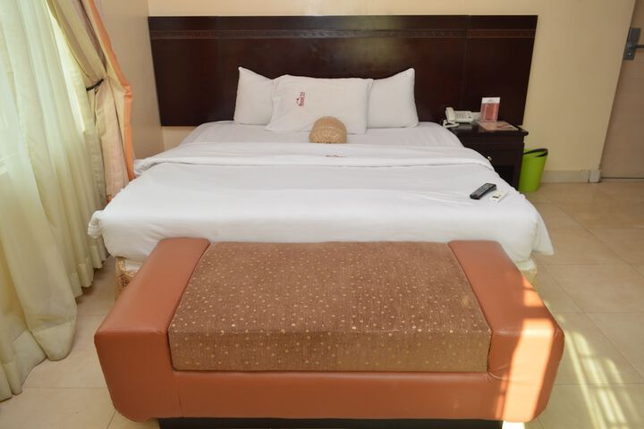 Room 5 of 6