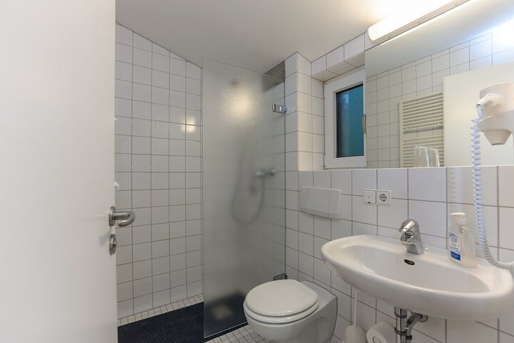 Room 12 of 25