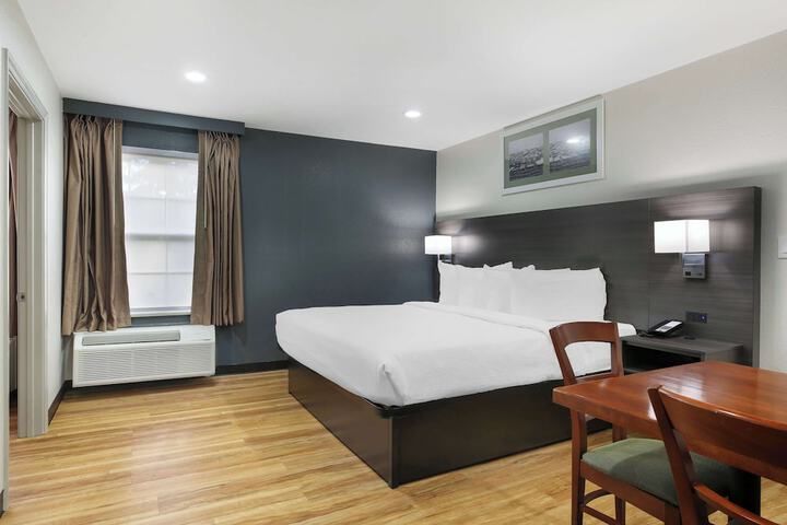 1 King Accessible Comm Assist Bathtub Microwave, Refrigerator WiFi Full Breakfast (16 of 19)