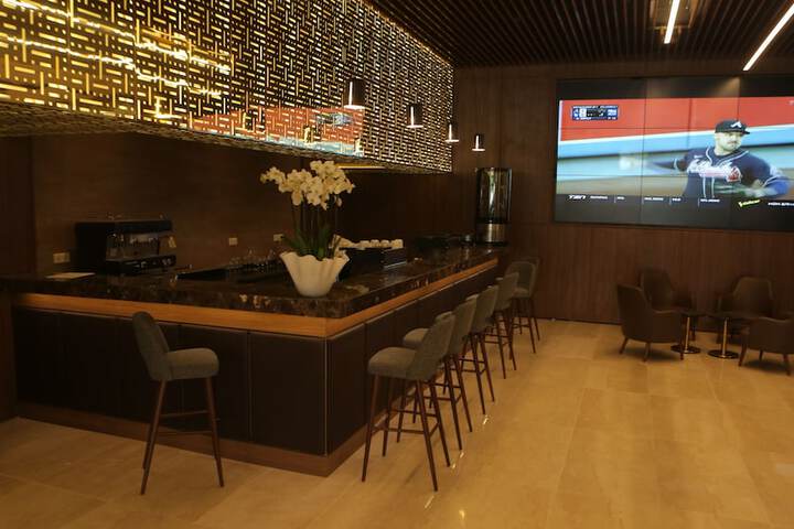 Lounge 14 of 31