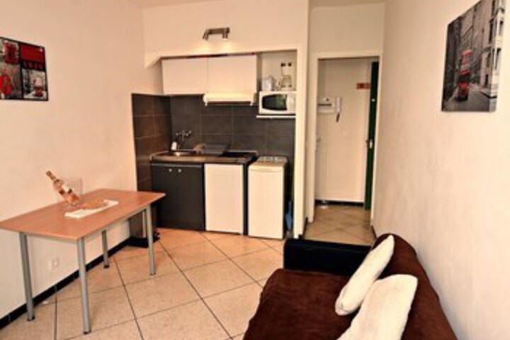 Room 6 of 10