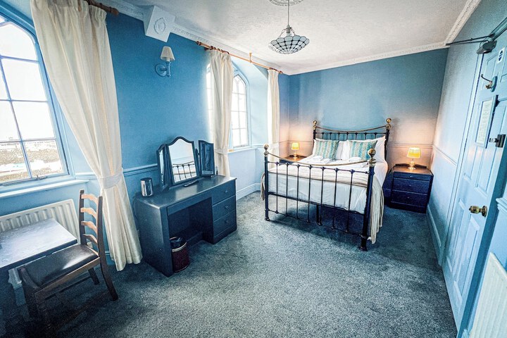 Room 10 of 37