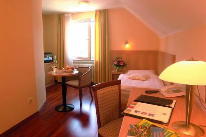 Room 9 of 27