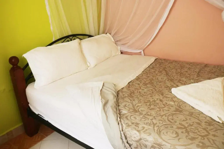 Room 6 of 14