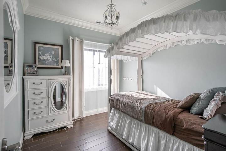 Room 28 of 188