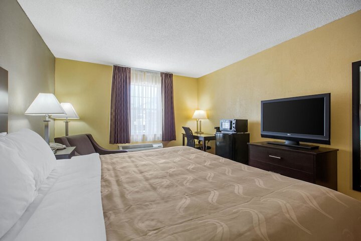 1 King Bed (2 of 12)