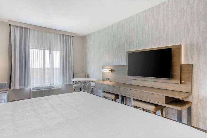 1 King Bed Microwave and Refrigerator Walk in Shower WiFi Full Breakfast (3 of 15)