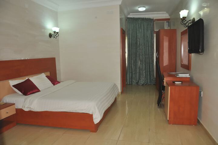 Room 8 of 9