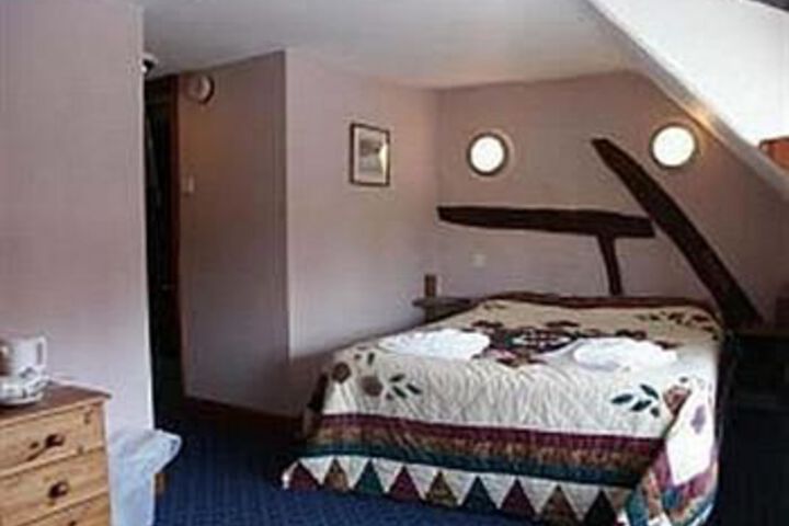 Room 6 of 7