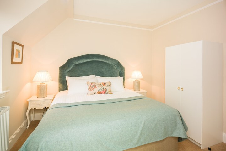 Room 105 of 373