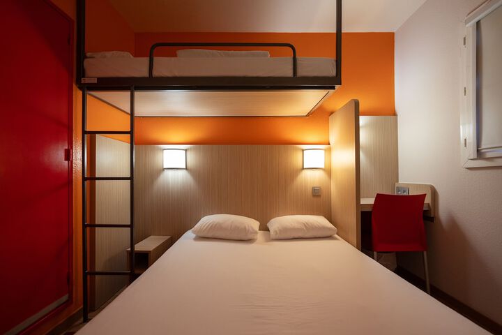 Room 10 of 32