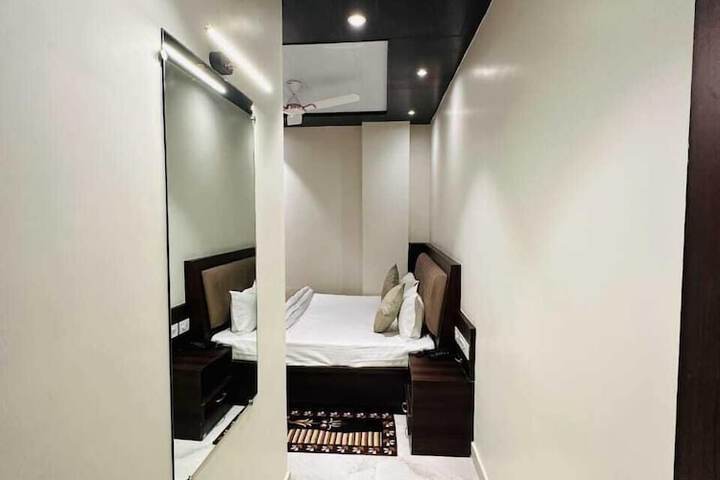 Room 8 of 9