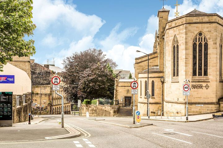 Cosy Holiday Home in Bradford With Balcony