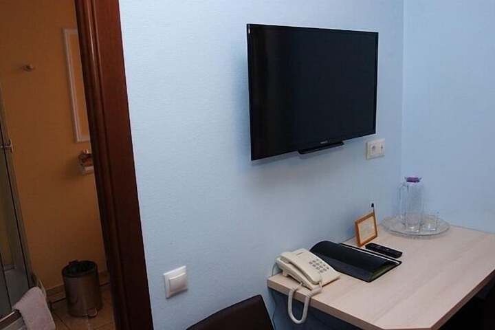 Room 10 of 93