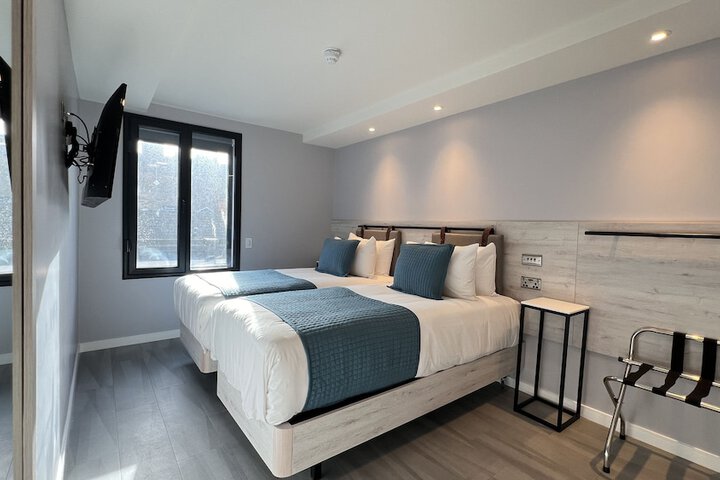 Room 11 of 33