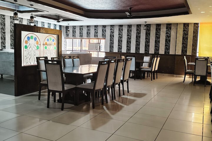Dining 8 of 9