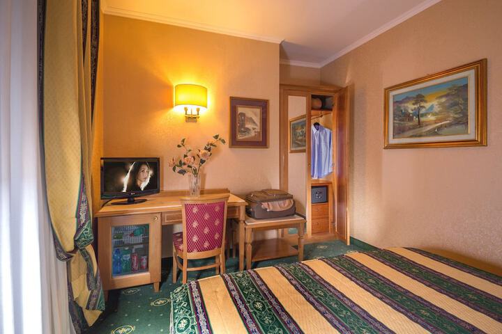 Room 10 of 36