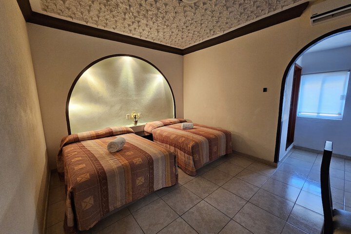 Room 4 of 8
