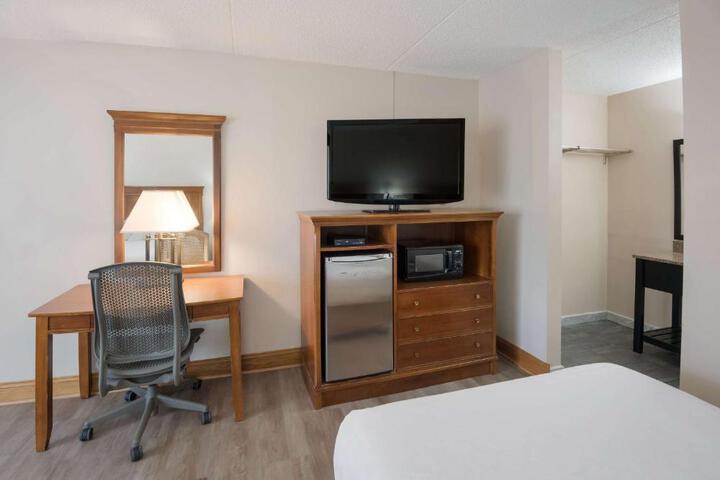 2 Double Beds Pet Friendly Internet Accessible Microwave, Refrigerator in Room Dvd Continental Breakfast (11 of 13)
