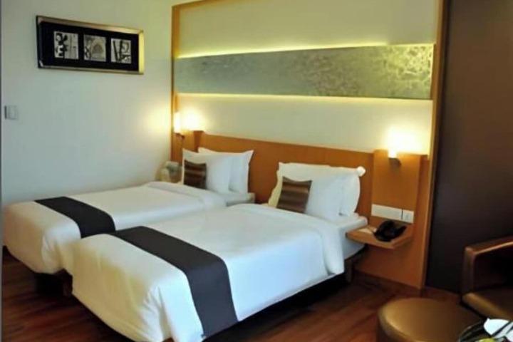 Room 8 of 33