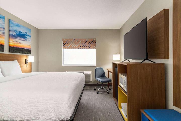 1 King Bed (8 of 10)