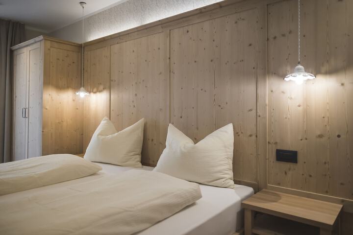 Room 43 of 214