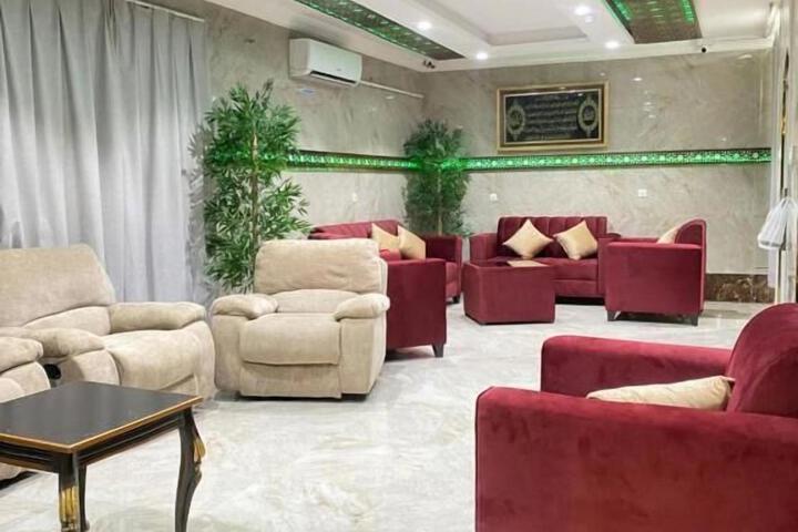 Lounge 5 of 18