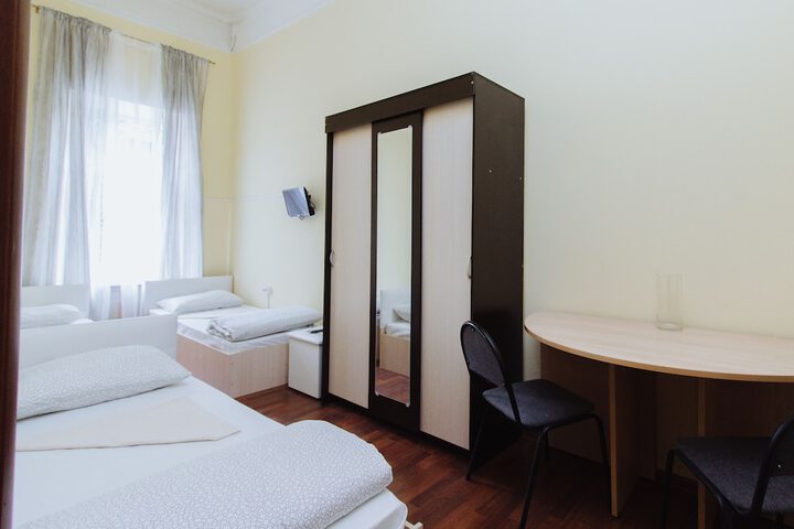 Room 4 of 76