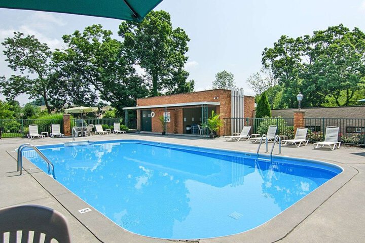 Hotel Pool