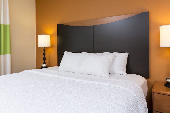 1 Queen Bed (5 of 10)