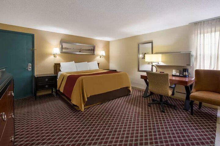 Room 5 of 18