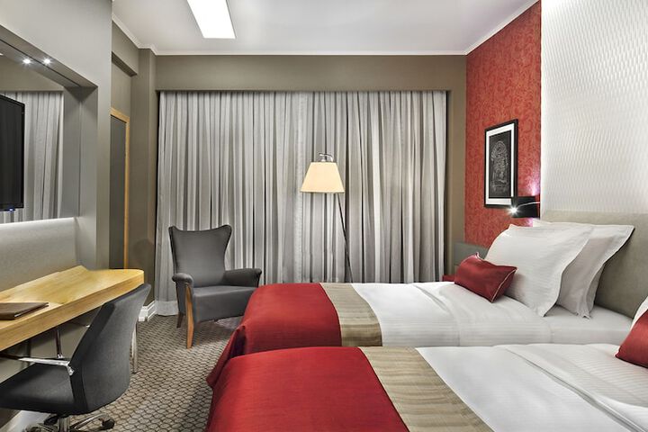 Room 6 of 63