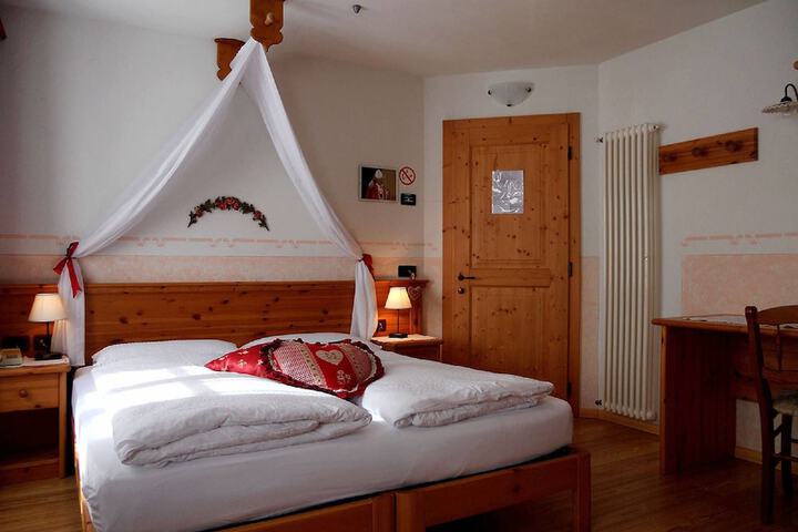 Room 12 of 80
