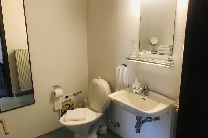 Room 7 of 32