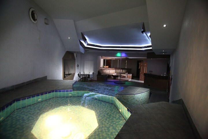 Hot Tub 21 of 27