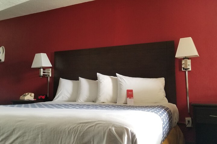 Standard | King Bed (2 of 18)