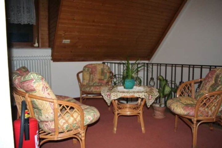 Lounge 56 of 68